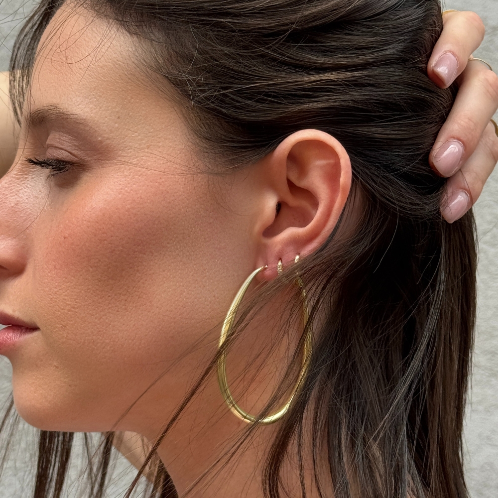 עגילי חישוק אובל גדול בציפוי זהב