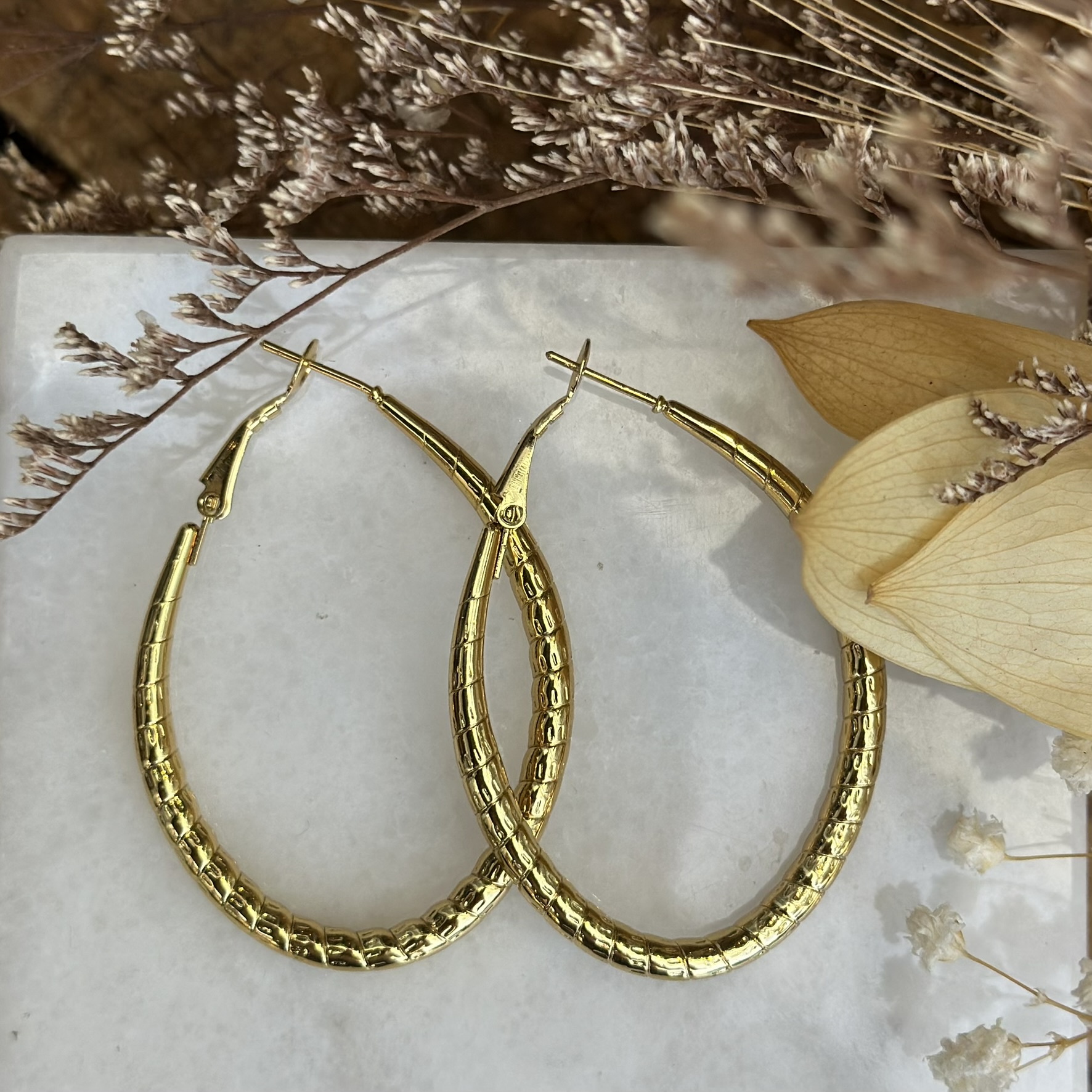 עגילי חישוק סנייק אובלי גדול בציפוי זהב