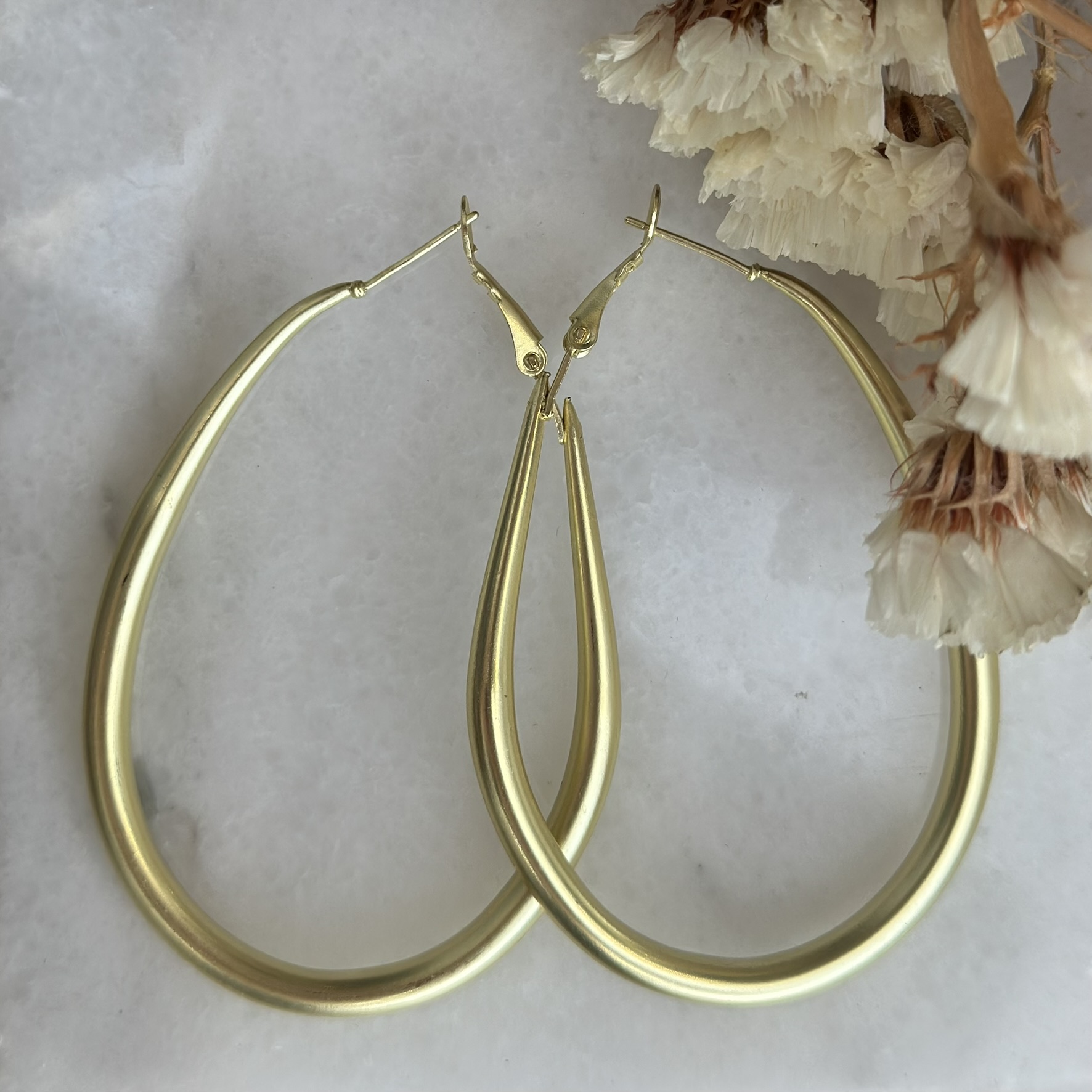 עגילי חישוק אובל גדול בציפוי זהב