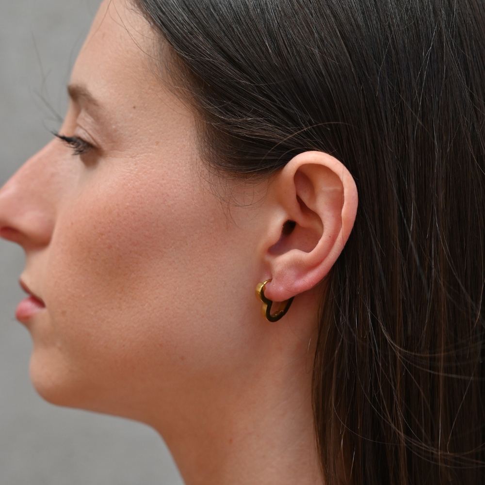 עגילי חישוק ברק לב בציפוי זהב